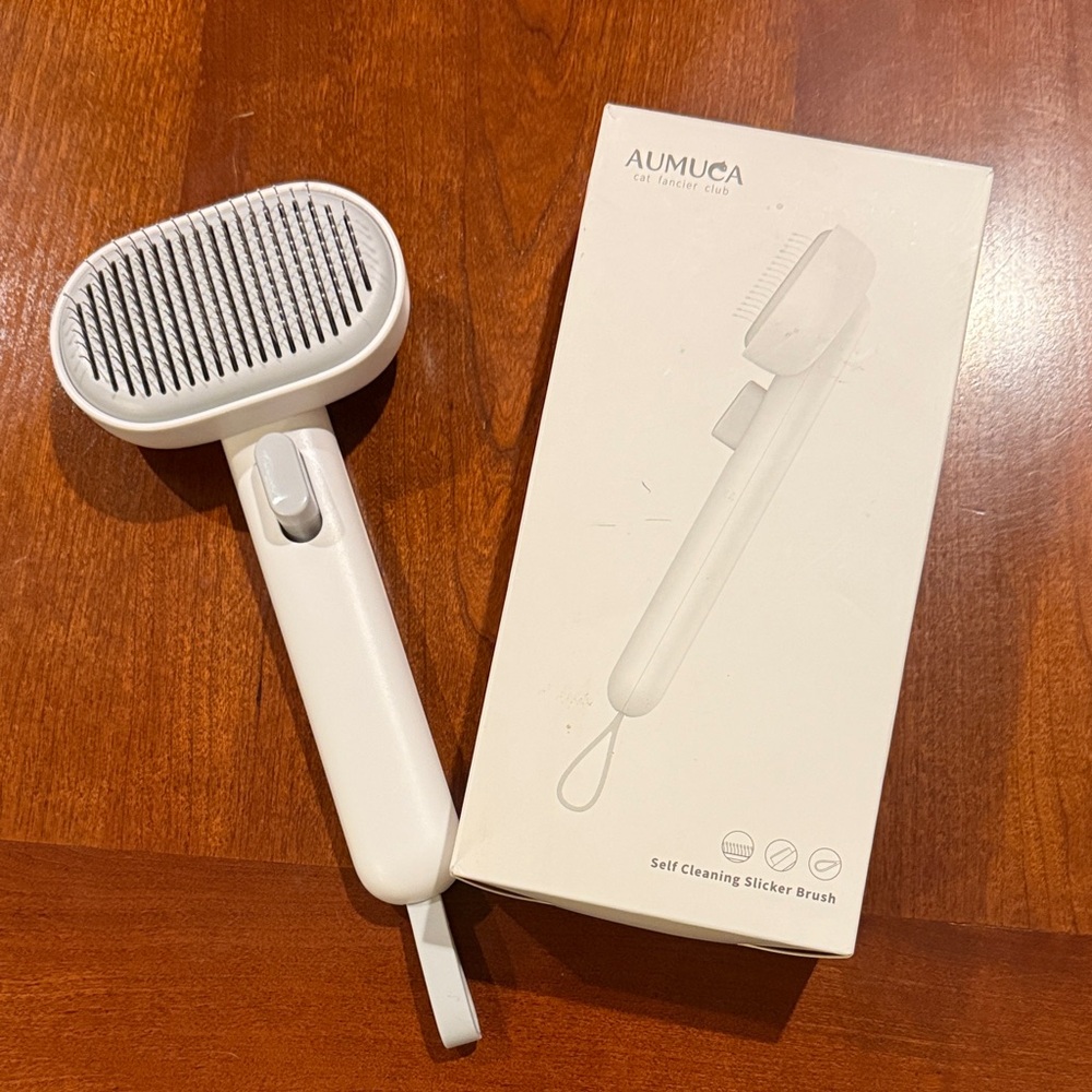 White Self-Cleaning Cat Slicker Brush